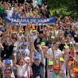 PS Timotei Sătmăreanul, în mijlocul celor peste 200 de participanți la Tabăra de vară „Credință, rugăciune și comuniune” de la Bloaja