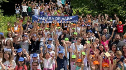 PS Timotei Sătmăreanul, în mijlocul celor peste 200 de participanți la Tabăra de vară „Credință, rugăciune și comuniune” de la Bloaja
