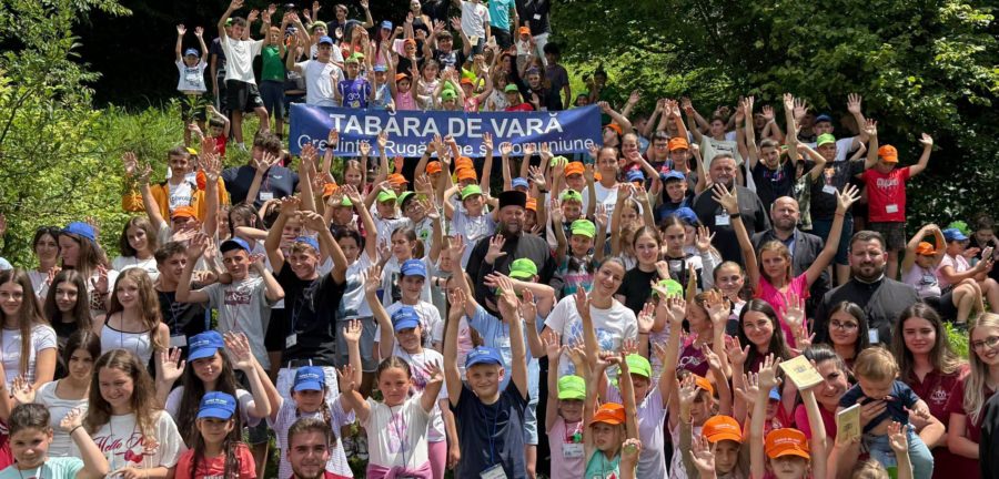 PS Timotei Sătmăreanul, în mijlocul celor peste 200 de participanți la Tabăra de vară „Credință, rugăciune și comuniune” de la Bloaja