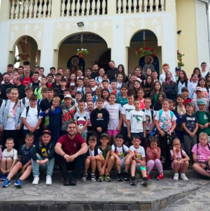 Caravana Tinerilor Creștini Ortodocși continuă în Maramureș și adună sute de tineri în jurul credinței și prieteniei