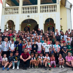 Caravana Tinerilor Creștini Ortodocși continuă în Maramureș și adună sute de tineri în jurul credinței și prieteniei