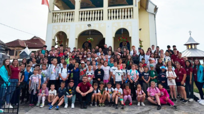 Caravana Tinerilor Creștini Ortodocși continuă în Maramureș și adună sute de tineri în jurul credinței și prieteniei