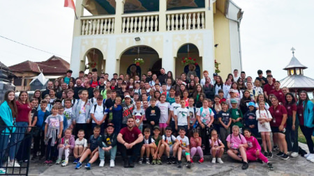 Caravana Tinerilor Creștini Ortodocși continuă în Maramureș și adună sute de tineri în jurul credinței și prieteniei