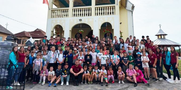 Caravana Tinerilor Creștini Ortodocși continuă în Maramureș și adună sute de tineri în jurul credinței și prieteniei