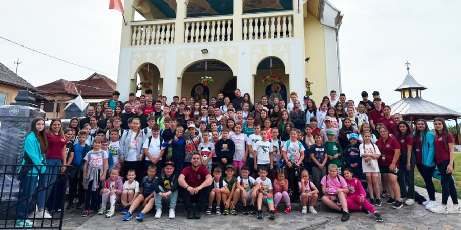 Caravana Tinerilor Creștini Ortodocși continuă în Maramureș și adună sute de tineri în jurul credinței și prieteniei