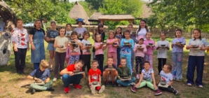 Atelierele de vacanță au debutat la Muzeul Satului din Baia Mare cu olărit, lecții de siguranță și incursiuni în tradițiile satului