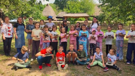 Atelierele de vacanță au debutat la Muzeul Satului din Baia Mare cu olărit, lecții de siguranță și incursiuni în tradițiile satului