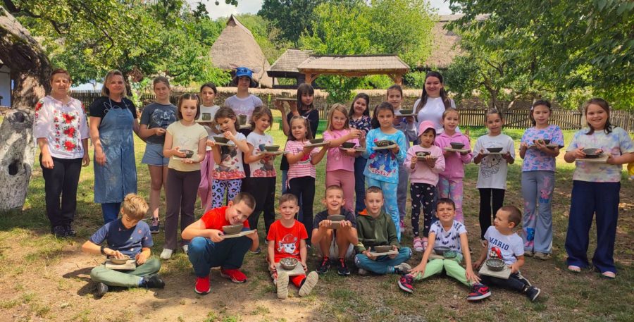 Atelierele de vacanță au debutat la Muzeul Satului din Baia Mare cu olărit, lecții de siguranță și incursiuni în tradițiile satului