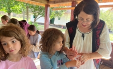 Atelierele de vacanță continuă la Muzeul Satului Baia Mare: Copiii au învățat să croșeteze, să cioplească și să creeze din fibre naturale