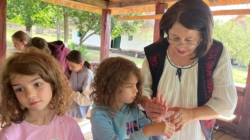 Atelierele de vacanță continuă la Muzeul Satului Baia Mare: Copiii au învățat să croșeteze, să cioplească și să creeze din fibre naturale