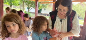 Atelierele de vacanță continuă la Muzeul Satului Baia Mare: Copiii au învățat să croșeteze, să cioplească și să creeze din fibre naturale