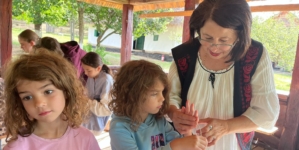 Atelierele de vacanță continuă la Muzeul Satului Baia Mare: Copiii au învățat să croșeteze, să cioplească și să creeze din fibre naturale