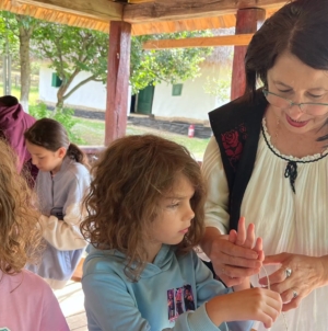 Atelierele de vacanță continuă la Muzeul Satului Baia Mare: Copiii au învățat să croșeteze, să cioplească și să creeze din fibre naturale