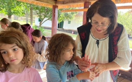 Atelierele de vacanță continuă la Muzeul Satului Baia Mare: Copiii au învățat să croșeteze, să cioplească și să creeze din fibre naturale