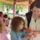 Atelierele de vacanță continuă la Muzeul Satului Baia Mare: Copiii au învățat să croșeteze, să cioplească și să creeze din fibre naturale
