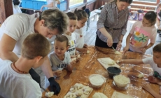 Ateliere de vacanță la Muzeul Satului: Copiii au modelat aluat și l-au întâlnit pe Rex, câinele jandarmilor