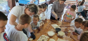 Ateliere de vacanță la Muzeul Satului: Copiii au modelat aluat și l-au întâlnit pe Rex, câinele jandarmilor