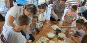 Ateliere de vacanță la Muzeul Satului: Copiii au modelat aluat și l-au întâlnit pe Rex, câinele jandarmilor