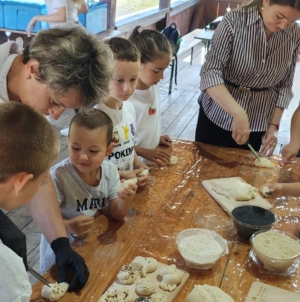 Ateliere de vacanță la Muzeul Satului: Copiii au modelat aluat și l-au întâlnit pe Rex, câinele jandarmilor