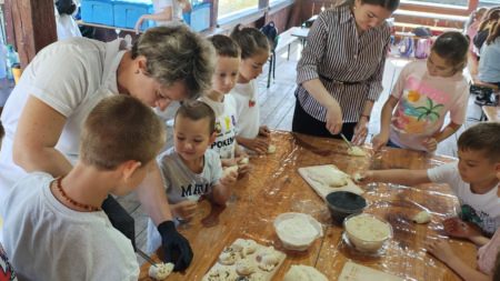 Ateliere de vacanță la Muzeul Satului: Copiii au modelat aluat și l-au întâlnit pe Rex, câinele jandarmilor