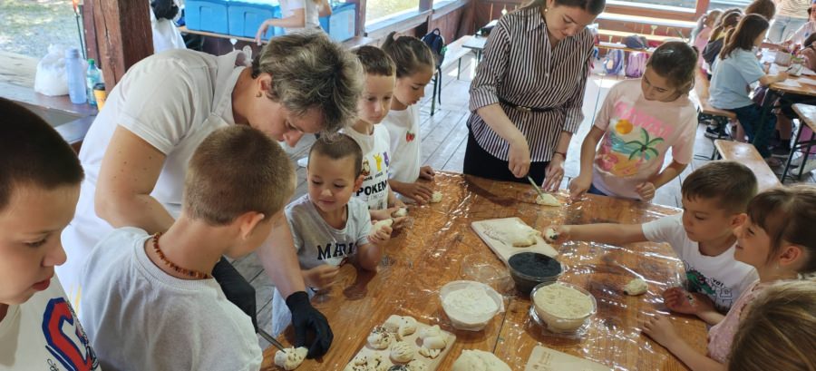 Ateliere de vacanță la Muzeul Satului: Copiii au modelat aluat și l-au întâlnit pe Rex, câinele jandarmilor