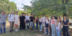 Tineri români și chinezi au vizitat Muzeul Satului Baia Mare în cadrul unui program de schimb cultural