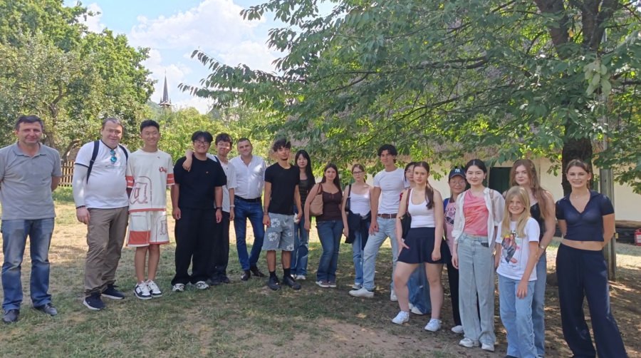 Tineri români și chinezi au vizitat Muzeul Satului Baia Mare în cadrul unui program de schimb cultural