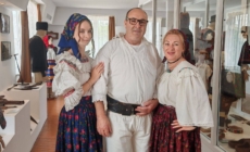 Rădăcini maramureșene: O familie de români din Italia a redescoperit tradițiile la Muzeul de Istorie și Etnografie din Vișeu de Sus