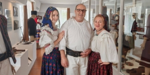 Rădăcini maramureșene: O familie de români din Italia a redescoperit tradițiile la Muzeul de Istorie și Etnografie din Vișeu de Sus