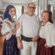 Rădăcini maramureșene: O familie de români din Italia a redescoperit tradițiile la Muzeul de Istorie și Etnografie din Vișeu de Sus