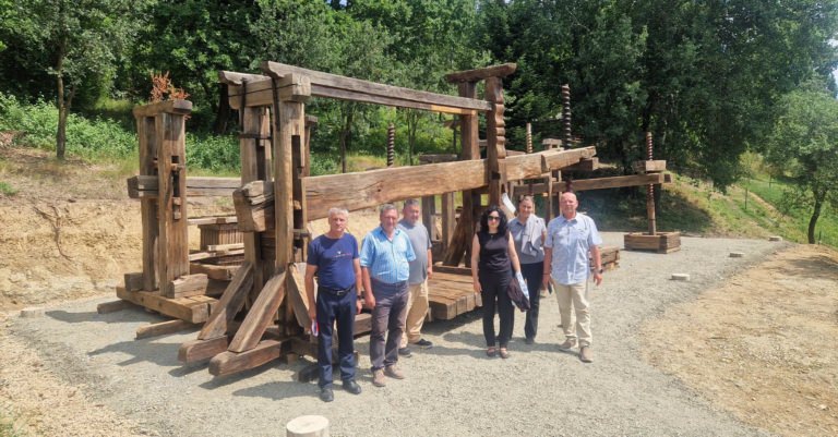 O nouă viață pentru două monumente din expoziția în aer liber din Muzeul Satului Baia Mare
