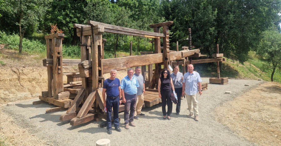 O nouă viață pentru două monumente din expoziția în aer liber din Muzeul Satului Baia Mare