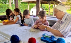Zi de poveste la Muzeul Satului Baia Mare: Copiii au creat brățări și coliere croșetate