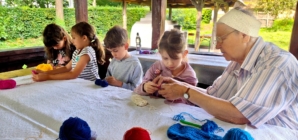 Zi de poveste la Muzeul Satului Baia Mare: Copiii au creat brățări și coliere croșetate