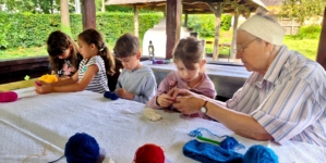 Zi de poveste la Muzeul Satului Baia Mare: Copiii au creat brățări și coliere croșetate