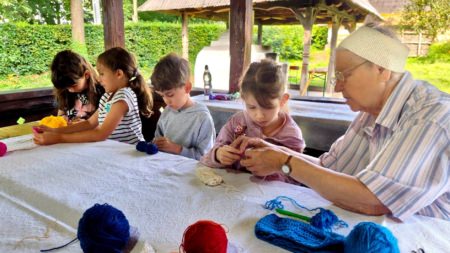 Zi de poveste la Muzeul Satului Baia Mare: Copiii au creat brățări și coliere croșetate