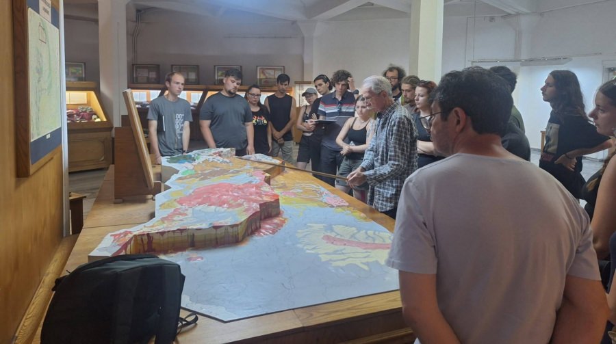 Studenți ai Facultății de Geologie și Geofizică din București, în vizită la Muzeul de Mineralogie din Baia Mare