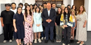 Tineri români și chinezi, în vizită la Instituția Prefectului- Județul Maramureș