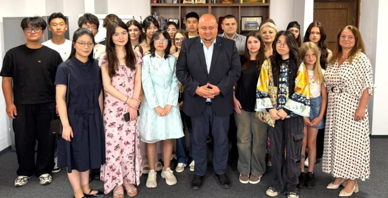 Tineri români și chinezi, în vizită la Instituția Prefectului- Județul Maramureș