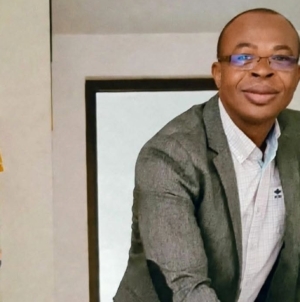 O minune născută în Maramureș: Părintele Irineu Bârle și fiul său de suflet, Moise, primul avocat african din județ