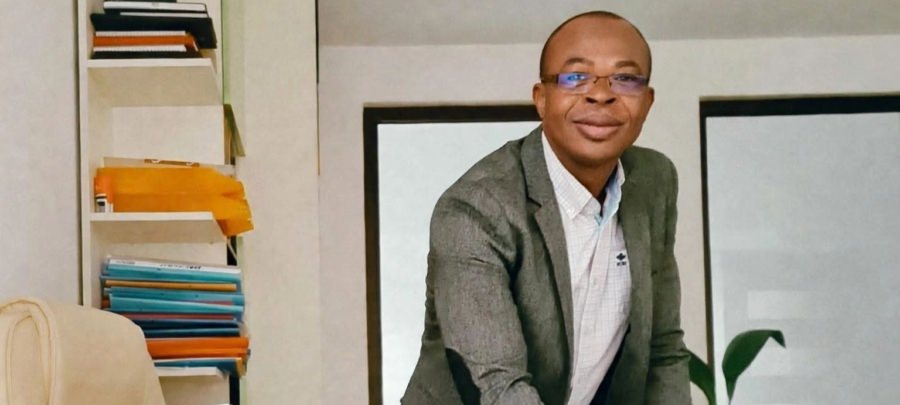 O minune născută în Maramureș: Părintele Irineu Bârle și fiul său de suflet, Moise, primul avocat african din județ