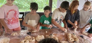 Atelier cu miros de pâine și lecții de bunătate la Muzeul Satului Baia Mare