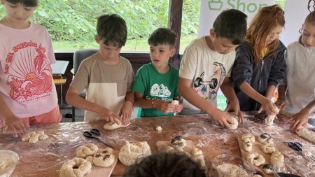 Atelier cu miros de pâine și lecții de bunătate la Muzeul Satului Baia Mare