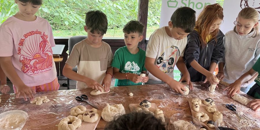Atelier cu miros de pâine și lecții de bunătate la Muzeul Satului Baia Mare
