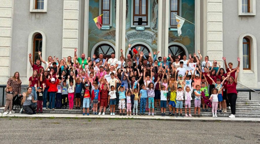 Copii și tineri din Satu Nou de Sus, reuniți la Școala de vară „Împreună spre Hristos”