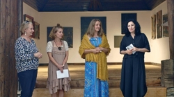 Expoziția „Între semn și culoare”, semnată de Ioana Vraja Moldovan, vernisată la Muzeul Satului din Baia Mare