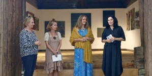 Expoziția „Între semn și culoare”, semnată de Ioana Vraja Moldovan, vernisată la Muzeul Satului din Baia Mare