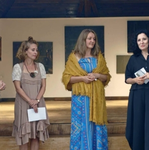 Expoziția „Între semn și culoare”, semnată de Ioana Vraja Moldovan, vernisată la Muzeul Satului din Baia Mare