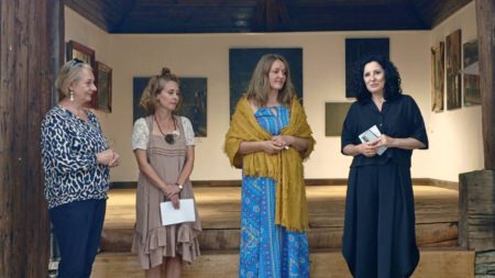 Expoziția „Între semn și culoare”, semnată de Ioana Vraja Moldovan, vernisată la Muzeul Satului din Baia Mare