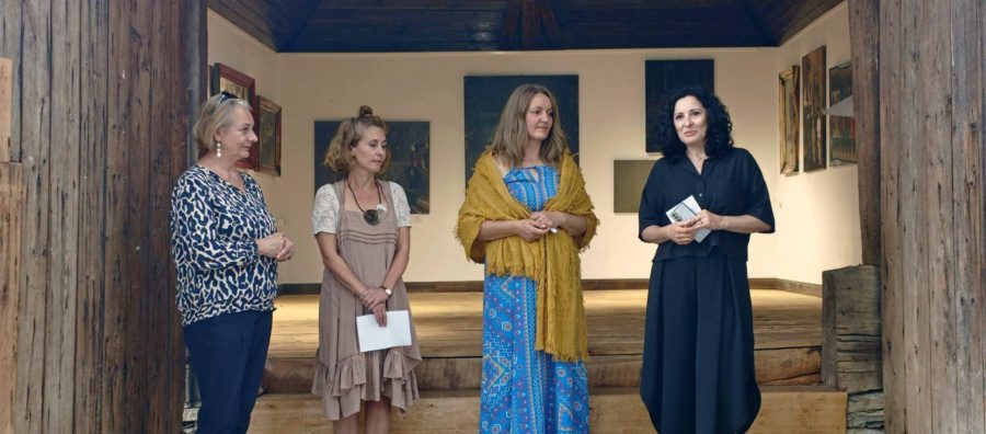 Expoziția „Între semn și culoare”, semnată de Ioana Vraja Moldovan, vernisată la Muzeul Satului din Baia Mare